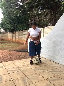 Pearl 00 online show from 10-18-25, 11:00