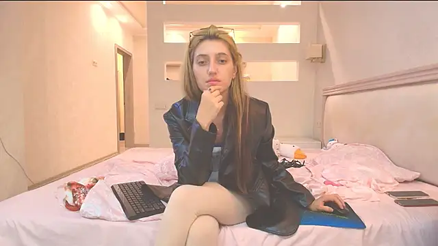 Snapshot of Iren chatting on 10-08-25, 01:47 Iren online show from 10-08-25, 01:47