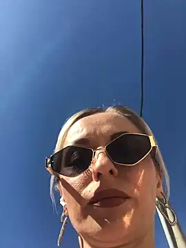 Diamond Bunny  online show from 03-07-25, 11:40