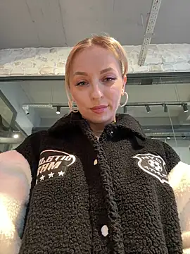 Diamond Bunny  online show from 02-12-26, 03:07