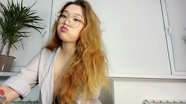 Snapshot of Jennatyan chatting on 11-24-25, 10:15 Jennatyan online show from 11-24-25, 10:15