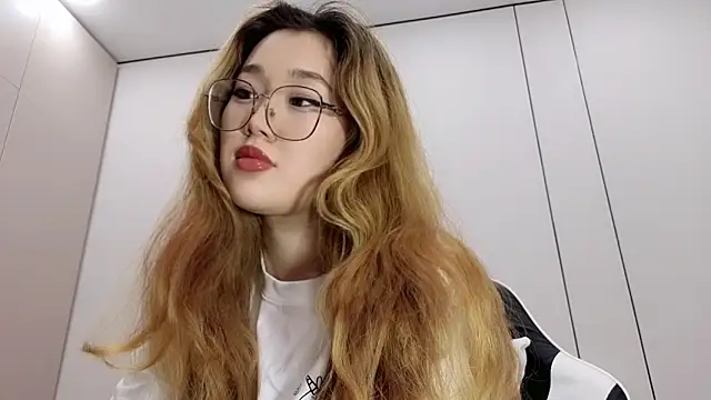 Snapshot of Jennatyan chatting on 12-20-25, 01:29 Jennatyan online show from 12-20-25, 01:29