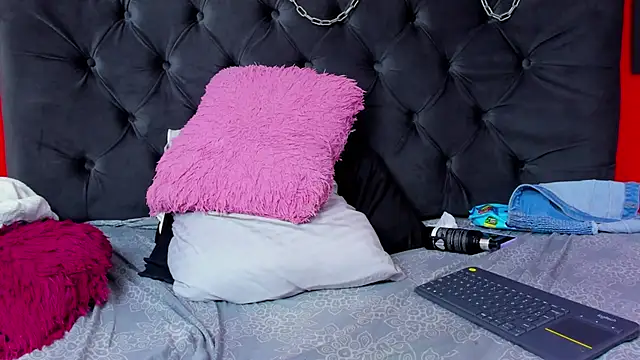 YayaHilton online show from 01-07-25, 06:59