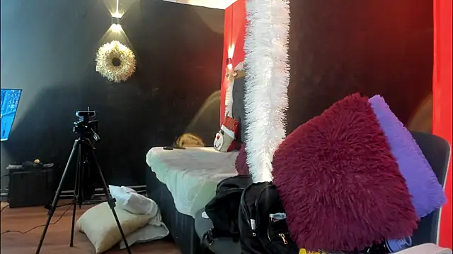 YayaHilton online show from 11-22-25, 04:22