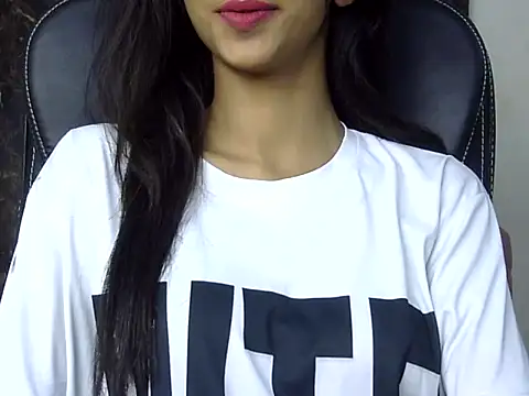 Snapshot of MAAYRA_09 chatting on 03-12-25, 06:22 MAAYRA 09 online show from 03-12-25, 06:22