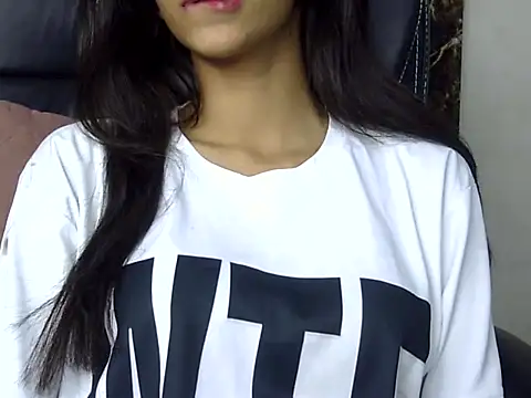 Snapshot of MAAYRA_09 chatting on 03-12-25, 09:24 MAAYRA 09 online show from 03-12-25, 09:24