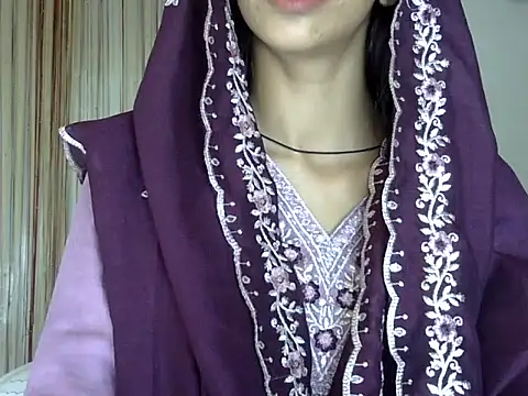 Snapshot of MAAYRA_09 chatting on 09-28-25, 10:42 MAAYRA 09 online show from 09-28-25, 10:42