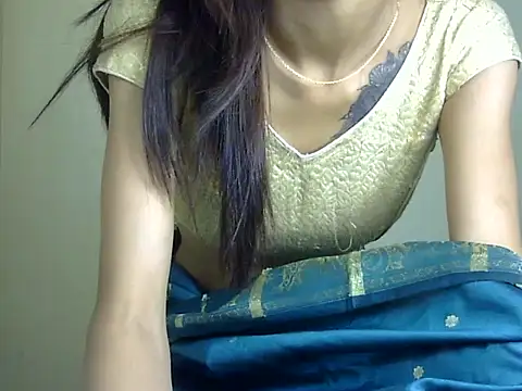 Snapshot of MAAYRA_09 chatting on 04-11-26, 09:02 MAAYRA 09 online show from 04-11-26, 09:02