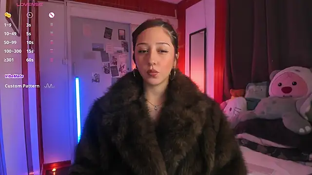 Snapshot of HeyTati chatting on 06-12-26, 12:31 HeyTati online show from 06-12-26, 12:31