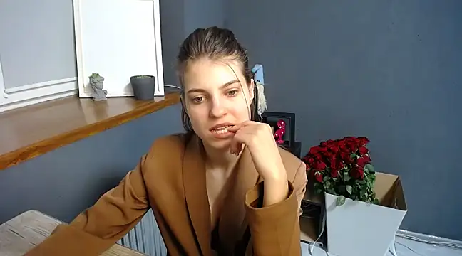 Snapshot of felicity_gold chatting on 02-18-25, 10:38 felicity gold online show from 02-18-25, 10:38