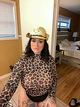 Snapshot of TexasTattooedHouseWife chatting on 02-21-25, 03:43 TexasTattooedHouseWife online show from 02-21-25, 03:43