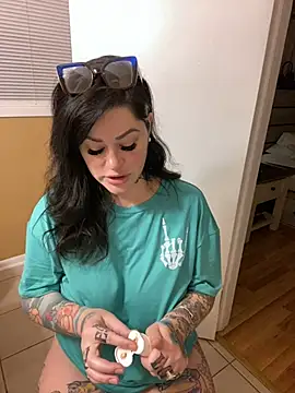 Snapshot of TexasTattooedHouseWife chatting on 03-04-25, 12:44 TexasTattooedHouseWife online show from 03-04-25, 12:44