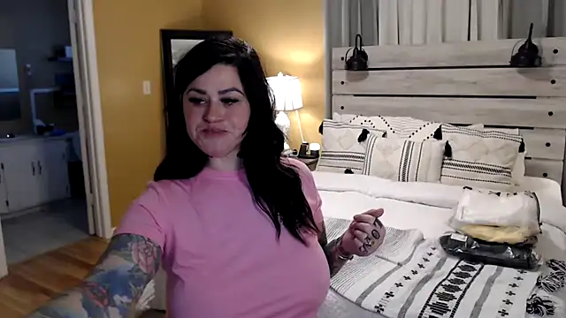 Snapshot of TexasTattooedHouseWife chatting on 03-04-25, 07:11 TexasTattooedHouseWife online show from 03-04-25, 07:11