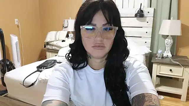 Snapshot of TexasTattooedHouseWife chatting on 10-20-25, 02:39 TexasTattooedHouseWife online show from 10-20-25, 02:39