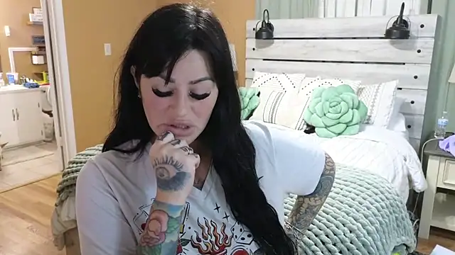 Snapshot of TexasTattooedHouseWife chatting on 10-24-25, 02:35 TexasTattooedHouseWife online show from 10-24-25, 02:35