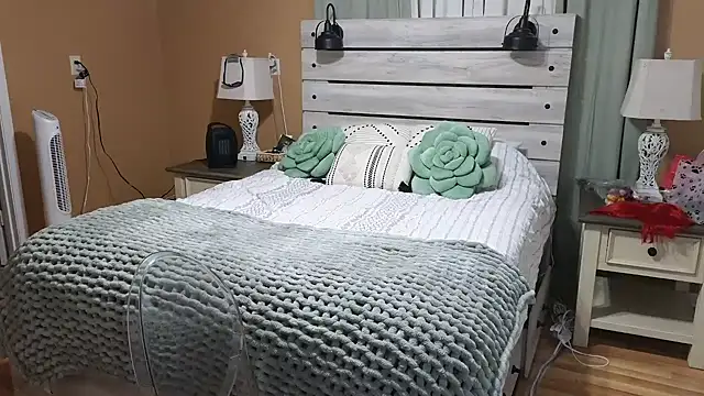 Snapshot of TexasTattooedHouseWife chatting on 11-06-25, 03:18 TexasTattooedHouseWife online show from 11-06-25, 03:18