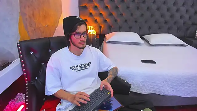 Loggan donnelly online show from 12-19-24, 09:17