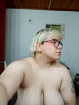 Snapshot of amalia_love chatting on 10-26-25, 05:02 amalia love online show from 10-26-25, 05:02