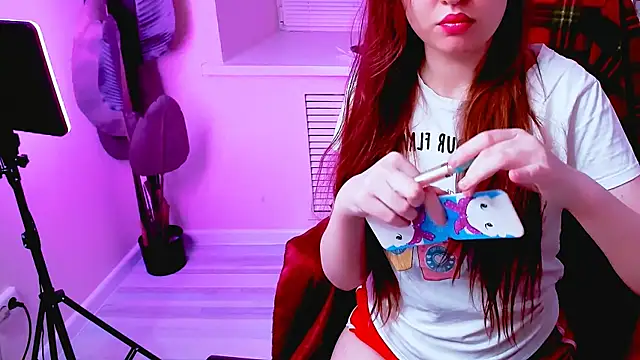 Snapshot of CarolGiggly chatting on 10-19-25, 12:11 CarolGiggly online show from 10-19-25, 12:11