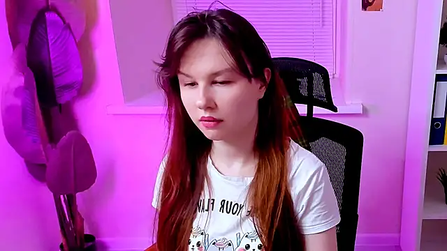 Snapshot of CarolGiggly chatting on 10-19-25, 12:17 CarolGiggly online show from 10-19-25, 12:17