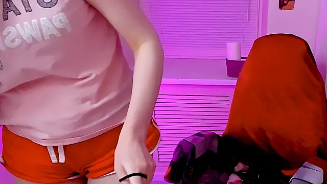 Snapshot of CarolGiggly chatting on 10-23-25, 08:13 CarolGiggly online show from 10-23-25, 08:13