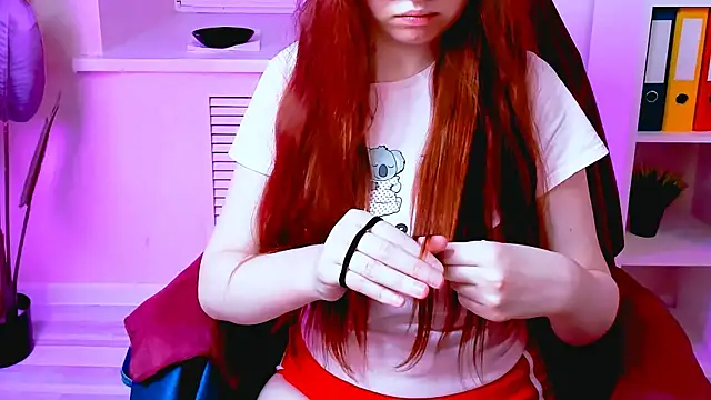 Snapshot of CarolGiggly chatting on 10-28-25, 10:45 CarolGiggly online show from 10-28-25, 10:45