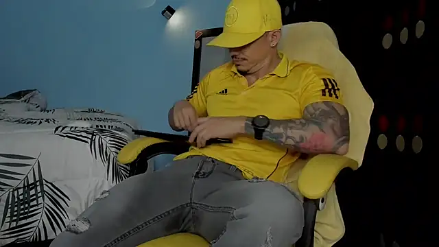 Snapshot of Alex_motta chatting on 10-11-25, 04:01 Alex motta online show from 10-11-25, 04:01