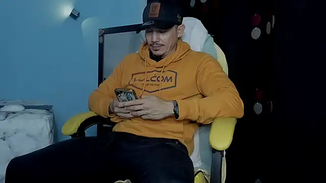 Snapshot of Alex_motta chatting on 10-28-25, 04:05 Alex motta online show from 10-28-25, 04:05