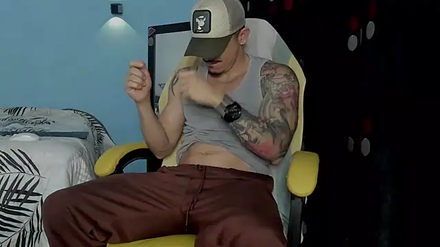 Snapshot of Alex_motta chatting on 11-06-25, 05:08 Alex motta online show from 11-06-25, 05:08