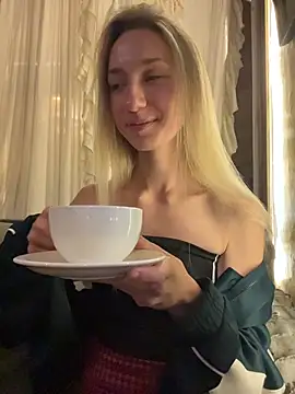 Lia  Love online show from 10-21-25, 06:41