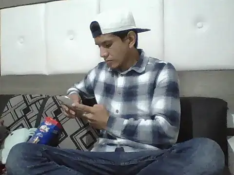 Snapshot of oiram27 chatting on 10-16-25, 05:52 oiram27 online show from 10-16-25, 05:52