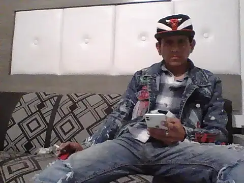 Snapshot of oiram27 chatting on 11-06-25, 04:08 oiram27 online show from 11-06-25, 04:08