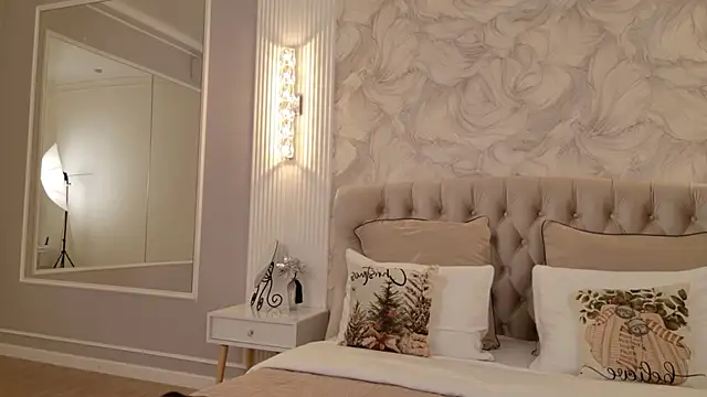 milaleoneli online show from 12-18-25, 03:07