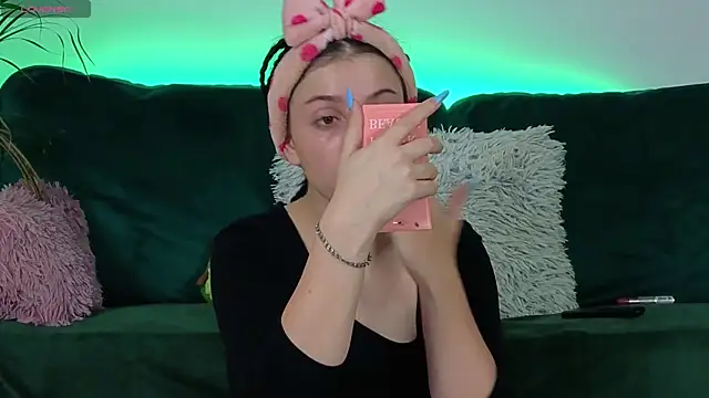 AveryWillow online show from 09-30-25, 04:28