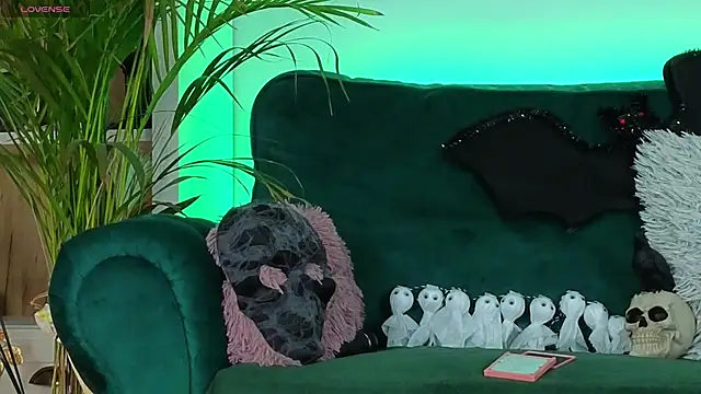 AveryWillow online show from 10-27-25, 04:49