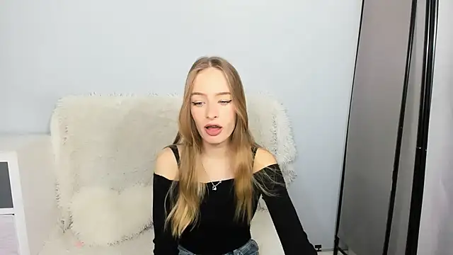 Snapshot of LilaGold chatting on 11-17-25, 05:08 LilaGold online show from 11-17-25, 05:08