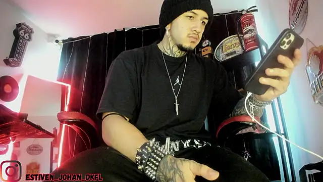 Snapshot of the_beast_master_ chatting on 02-13-26, 08:27 the beast master online show from 02-13-26, 08:27