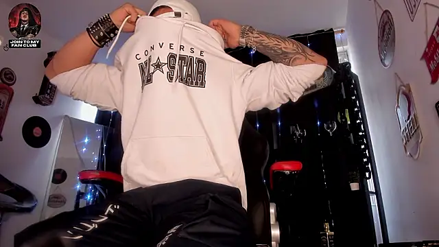 Snapshot of the_beast_master_ chatting on 03-28-26, 08:52 the beast master online show from 03-28-26, 08:52