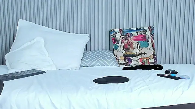 naomiii   online show from 02-06-25, 04:42