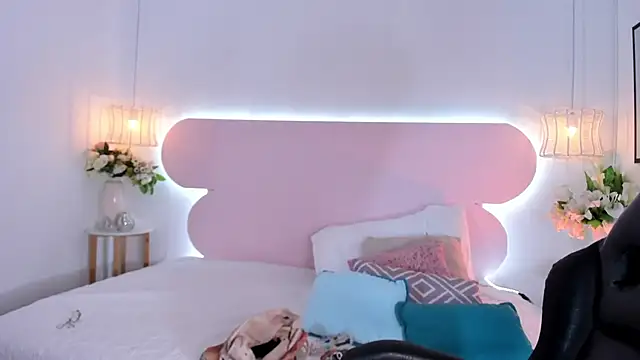 naomiii   online show from 10-01-25, 11:49