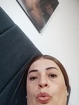 Snapshot of _Prinscarlet_ chatting on 10-02-25, 10:17 Prinscarlet online show from 10-02-25, 10:17