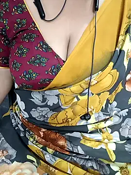 Snapshot of Yours_Radika chatting on 12-17-24, 04:21 Yours Radika online show from 12-17-24, 04:21