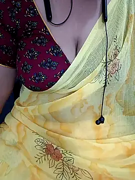 Snapshot of Yours_Radika chatting on 12-28-24, 03:15 Yours Radika online show from 12-28-24, 03:15