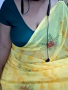 Snapshot of Yours_Radika chatting on 01-01-25, 07:10 Yours Radika online show from 01-01-25, 07:10