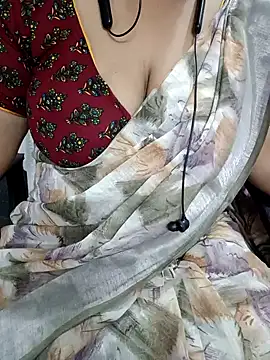 Snapshot of Yours_Radika chatting on 02-01-25, 03:18 Yours Radika online show from 02-01-25, 03:18