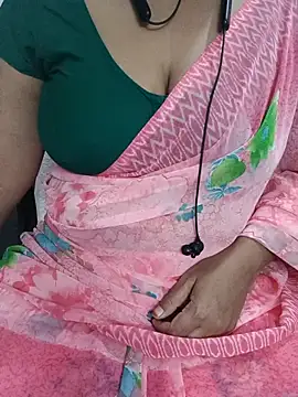 Snapshot of Yours_Radika chatting on 02-19-25, 03:05 Yours Radika online show from 02-19-25, 03:05