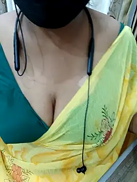 Snapshot of Yours_Radika chatting on 02-22-25, 05:02 Yours Radika online show from 02-22-25, 05:02