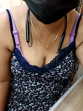 Snapshot of Yours_Radika chatting on 02-23-25, 02:25 Yours Radika online show from 02-23-25, 02:25