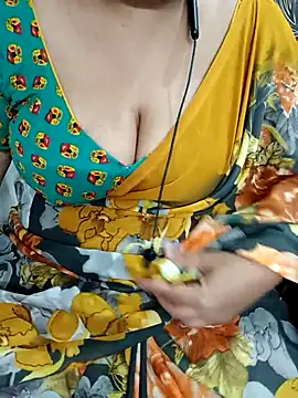 Snapshot of Yours_Radika chatting on 02-25-25, 07:58 Yours Radika online show from 02-25-25, 07:58