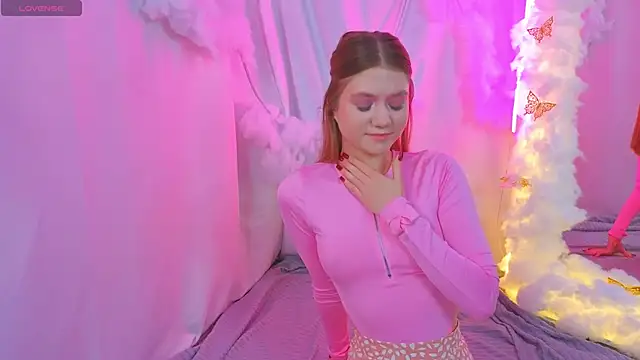 AlisiaSpinnet  online show from 11-04-25, 03:44